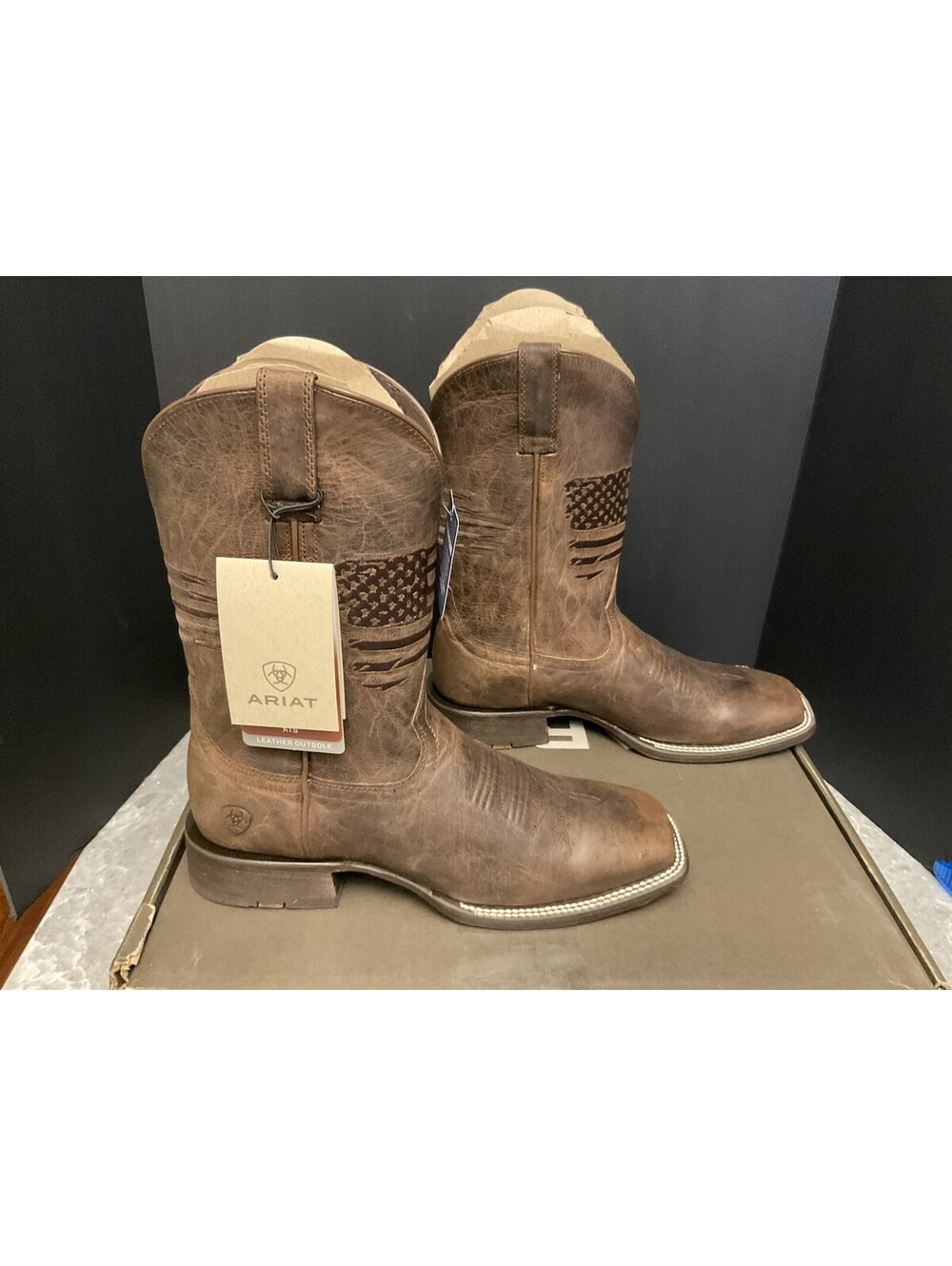 New! Mens Ariat Circuit Patriot Weathered Tan Western Boots. Size 10D. Awesome!!